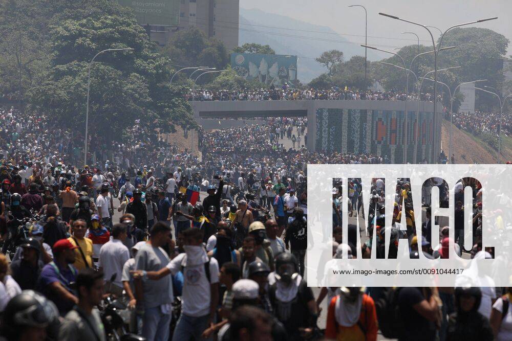 Sympathizers of President of the Venezuelan Parliament confront armored trucks of the Bolivarian Armed Forces during a protest at the Altamira area, in Caracas, Venezuela, 30 April 2019. Guaido has asked supporters to take the streets in order to force President Nicolas Maduro out of office. Opposition in Caracas support Guaidó !ACHTUNG: NUR REDAKTIONELLE NUTZUNG!