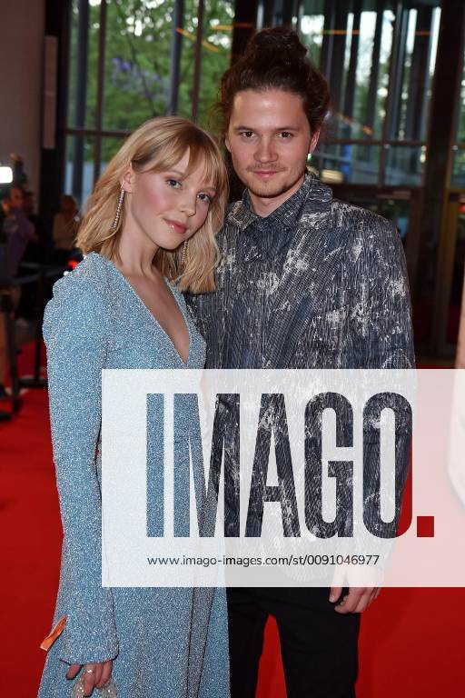 Lina Larissa Strahl mit Freund Tilman Poerzgen beim Young Icons Award 2019 im Kosmos in Berlin am 30.04.2019