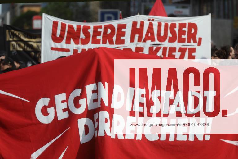 HÄNDE WEG VOM WEDDING - GER, Germany, Deutschland, Berlin, 30.04.2019 - Berlin-Mitte (OT Wedding): Über tausend Menschen sind am Vorabend des 1. Mai zu einem Protestmarsch unter dem Motto Hände weg vom Wedding zusammengekommen. Die Demonstration richtete sich gegen den immer knapper werdenden Wohnraum und die stetig steigenden Mieten in Berlin. Der Demonstrationszug formierte sich am Leopoldplatz und zog quer durch den Ortsteil Wedding des Berliner Bezirks Mitte. Endpunkt des Protestzuges war die Müllerstraße Ecke Otawistraße am U-Bahnhof Rehberge. Auf der gesamten Demostrecke kam es zu keinen Zwischenfällen, alles blieb bis zum Schluß friedlich. - Banner mit der Aufschrift: GEGEN DIE STADT DER REICHEN! HÄNDE WEG VOM WEDDING - Demo - Berlin
