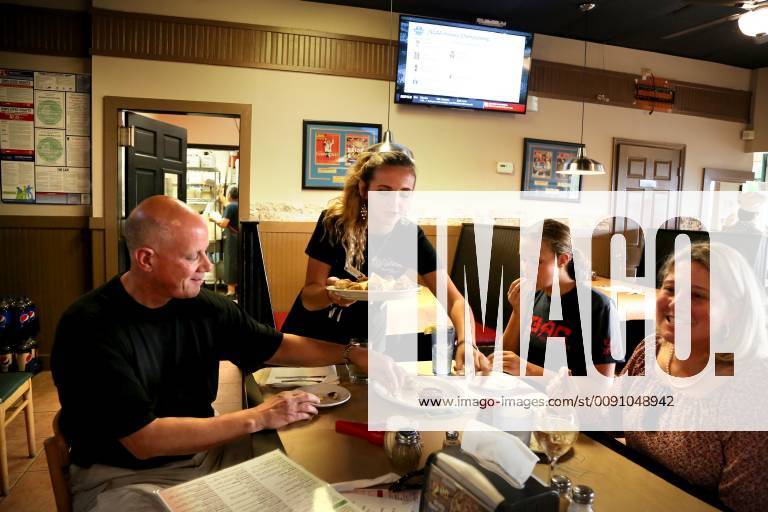 Palm Harbor, Florida, U.S. - DOUGLAS R. CLIFFORD Times.Kelsey Gabrelcik serves Pinellas County Sheriff Bob Gualtieri, left, Lauren Gaultieri, 13, and Pasco Circuit judge Lauralee Westine during a recent dinner outing at Vetture s Pizzeria and Restaurant in Palm Harbor (3 31 19) Palm Harbor U.S. - ZUMAs70_ 20190331_zan_s70_038