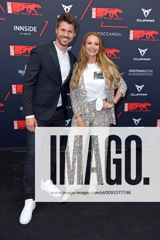 Thore Schoelermann mit Freundin Jana Julie Kilka beim BUNTE New Faces Award Film im Umspannwerk in Berlin am 02.05.2019