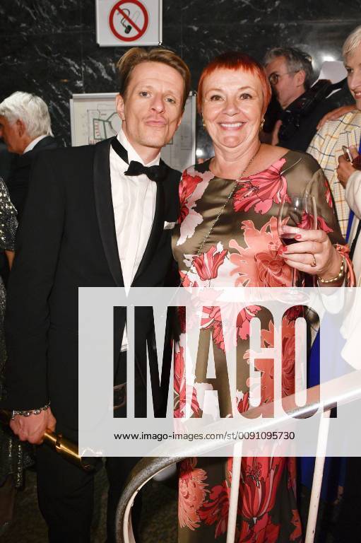 Alexander Scheer mit seiner Mutter bei der Aftershow Party des Deutschen Filmpreises 2019 im Palais am Funkturm in der Messe Berlin. Berlin