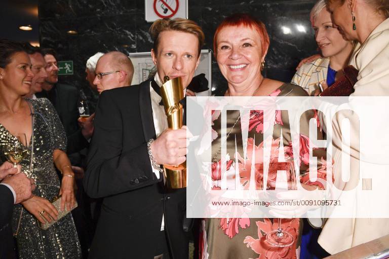 Alexander Scheer mit seiner Mutter bei der Aftershow Party des Deutschen Filmpreises 2019 im Palais am Funkturm in der Messe Berlin. Berlin