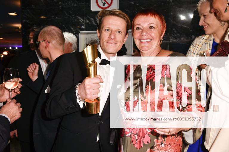 Alexander Scheer mit seiner Mutter bei der Aftershow Party des Deutschen Filmpreises 2019 im Palais am Funkturm in der Messe Berlin. Berlin