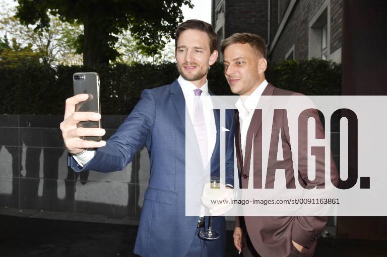 August Wittgenstein und Tom Wlaschiha bei der Verleihung des GQ Care Award 2019 in der 20° Restobar. Düsseldorf
