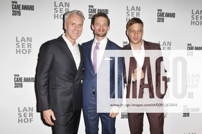 Tom Junkersdorf, August Wittgenstein und Tom Wlaschiha bei der Verleihung des GQ Care Award 2019 in der 20° Restobar. Düsseldorf