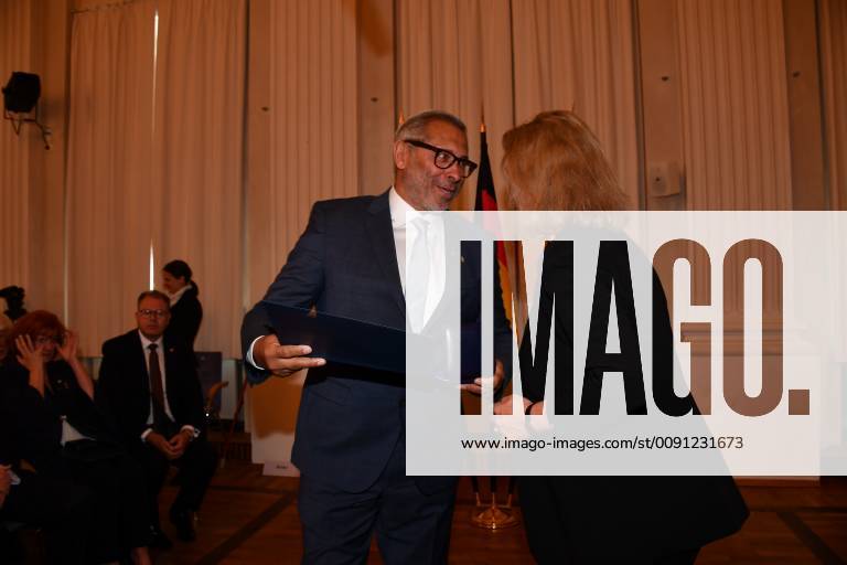 Kerstin Schreyer (Sozialministerin) und William Hartwig-Almer (Jimmy Hartwig) Verleihung der Sozialmedaille Bayerische Staatsmedaille für soziale Verdienste Max-Joseph-Saal Residenz München 13. Mai 2019