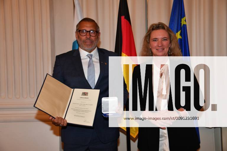 Kerstin Schreyer (Sozialministerin) und William Hartwig-Almer (Jimmy Hartwig) Verleihung der Sozialmedaille Bayerische Staatsmedaille für soziale Verdienste Max-Joseph-Saal Residenz München 13. Mai 2019