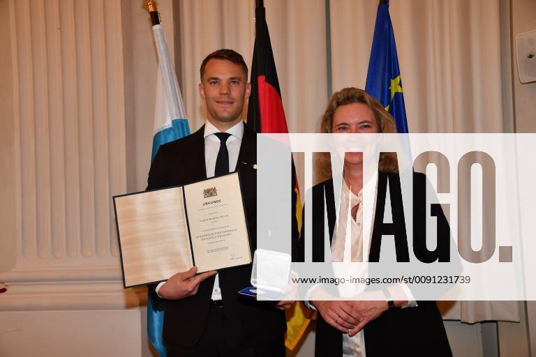 Manuel Neuer und Kerstin Schreyer (Sozialministerin) Verleihung der Sozialmedaille Bayerische Staatsmedaille für soziale Verdienste Max-Joseph-Saal Residenz München 13. Mai 2019