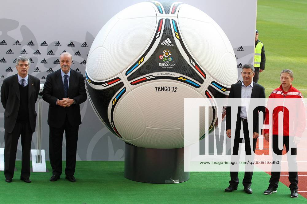 Präsentation des offiziellen EM Spielballs Adidas Tango 12 in Kiew EURO 2012 Polen Ukraine v.li. RFEF Präsident ANGEL MARIA VILLAR (Spanien), Nationaltrainer VICENTE DEL BOSQUE (ESP), Herbert Hainer (Vorstandsvorsitzender adidas AG) und RAFAL MURAWSKI (Polen) 20111202CSLG0103