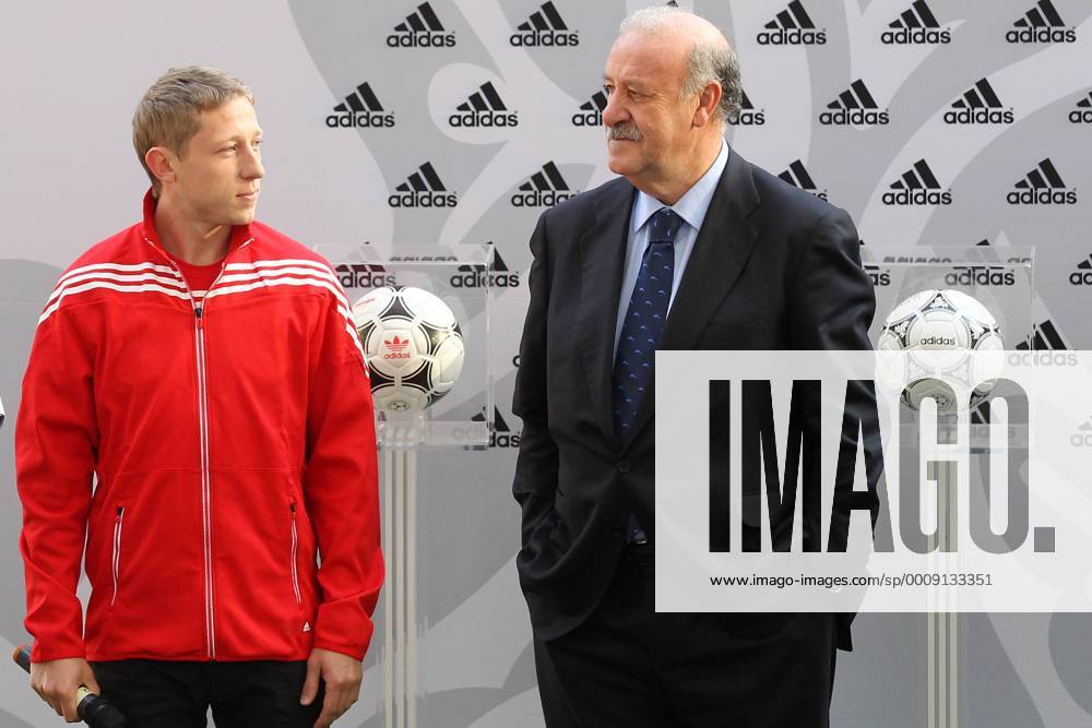 Präsentation des offiziellen EM Spielballs Adidas Tango 12 in Kiew EURO 2012 Polen Ukraine RAFAL MURAWSKI (Polen) (L), Nationaltrainer VICENTE DEL BOSQUE (ESP) (R) 20111202CSLG0104