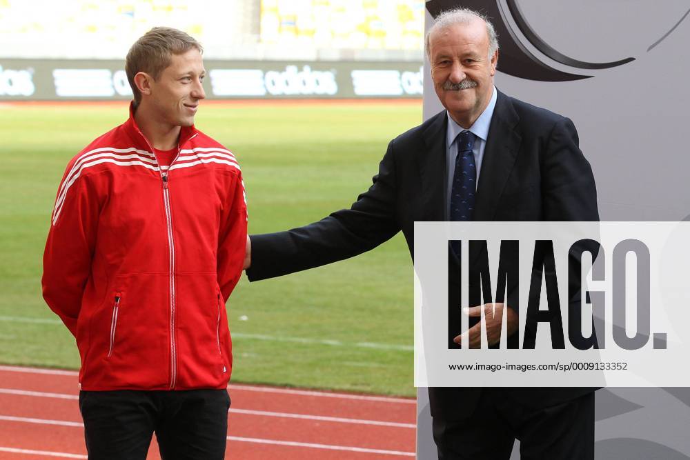 Präsentation des offiziellen EM Spielballs Adidas Tango 12 in Kiew EURO 2012 Polen Ukraine RAFAL MURAWSKI (Polen) (L), Nationaltrainer VICENTE DEL BOSQUE (ESP) (R) 20111202CSLG0106
