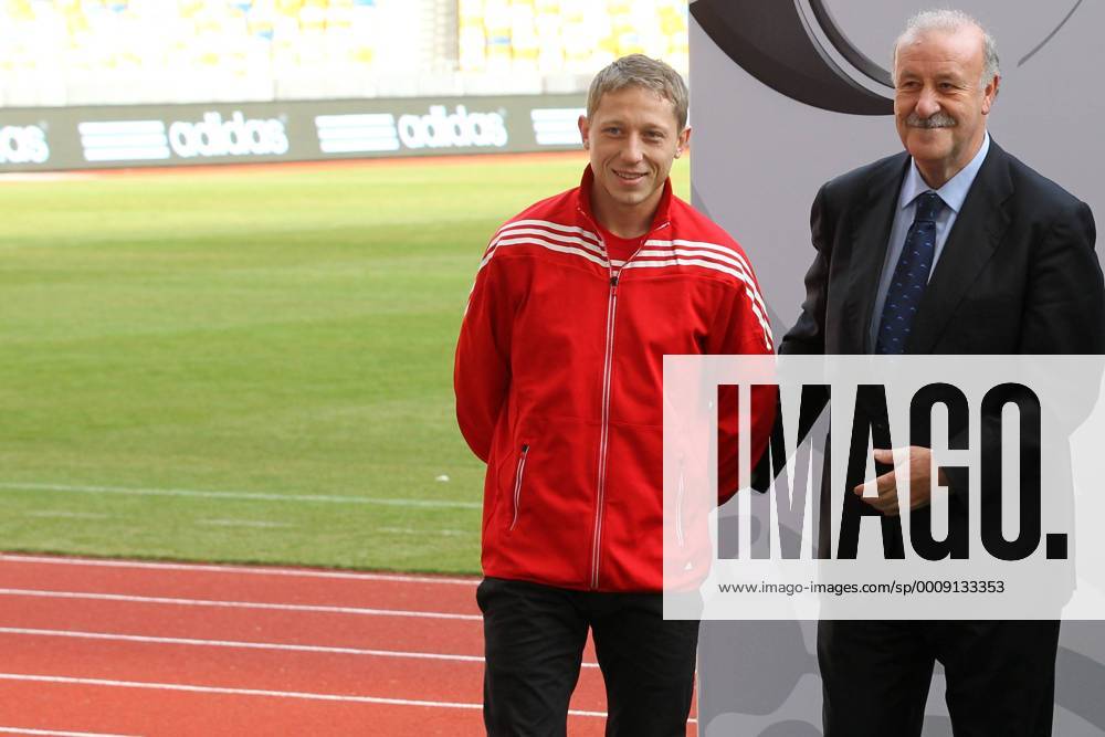 Präsentation des offiziellen EM Spielballs Adidas Tango 12 in Kiew EURO 2012 Polen Ukraine RAFAL MURAWSKI (Polen) (L), Nationaltrainer VICENTE DEL BOSQUE (ESP) (R) 20111202CSLG0107