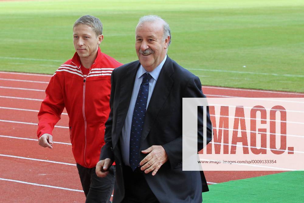 Präsentation des offiziellen EM Spielballs Adidas Tango 12 in Kiew EURO 2012 Polen Ukraine RAFAL MURAWSKI (Polen) (L), Nationaltrainer VICENTE DEL BOSQUE (ESP) (R) 20111202CSLG0108