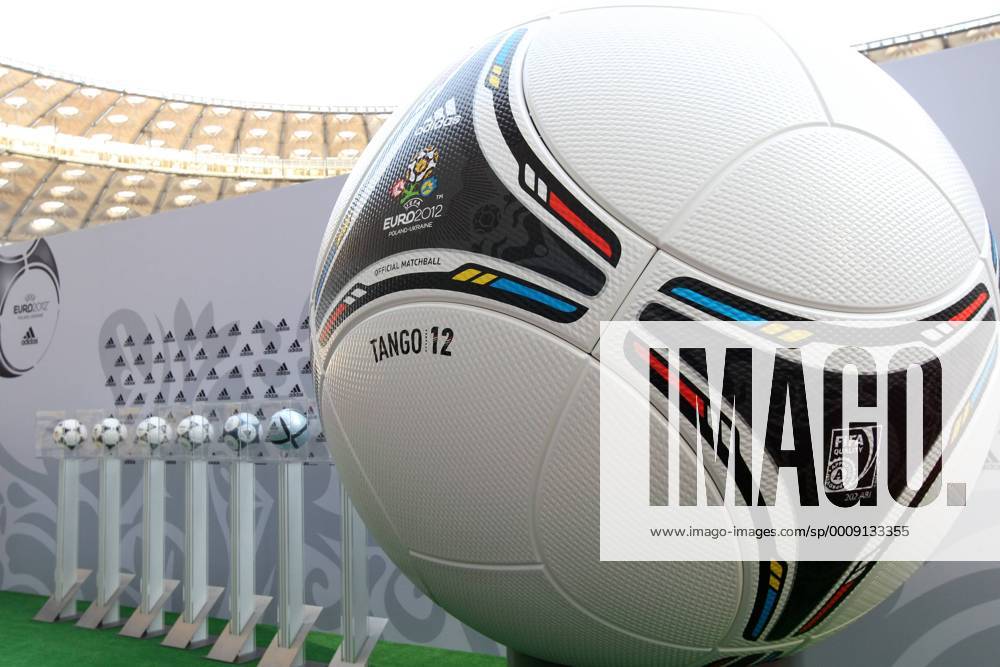 Präsentation des offiziellen EM Spielballs Adidas Tango 12 in Kiew EURO 2012 Polen Ukraine TANGO 12 20111202CSLG0109