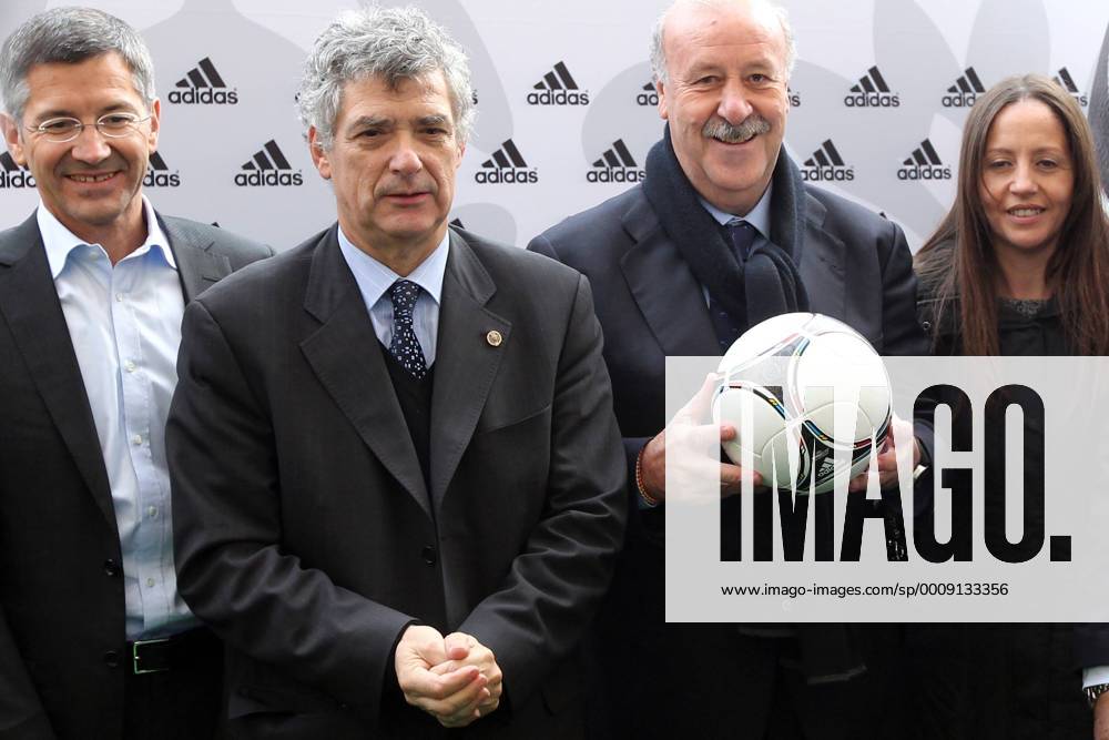 Präsentation des offiziellen EM Spielballs Adidas Tango 12 in Kiew EURO 2012 Polen Ukraine v.li. Herbert Hainer (Vorstandsvorsitzender adidas), RFEF Präsident ANGEL MARIA VILLAR (Spanien), Nationaltrainer VICENTE DEL BOSQUE (ESP) 20111202CSLG0111