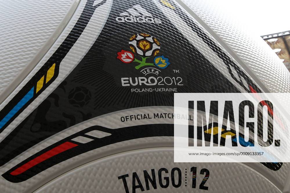 Präsentation des offiziellen EM Spielballs Adidas Tango 12 in Kiew EURO 2012 Polen Ukraine TANGO 12. PILKA, BALL EURO 2012 20111202CSLG0112
