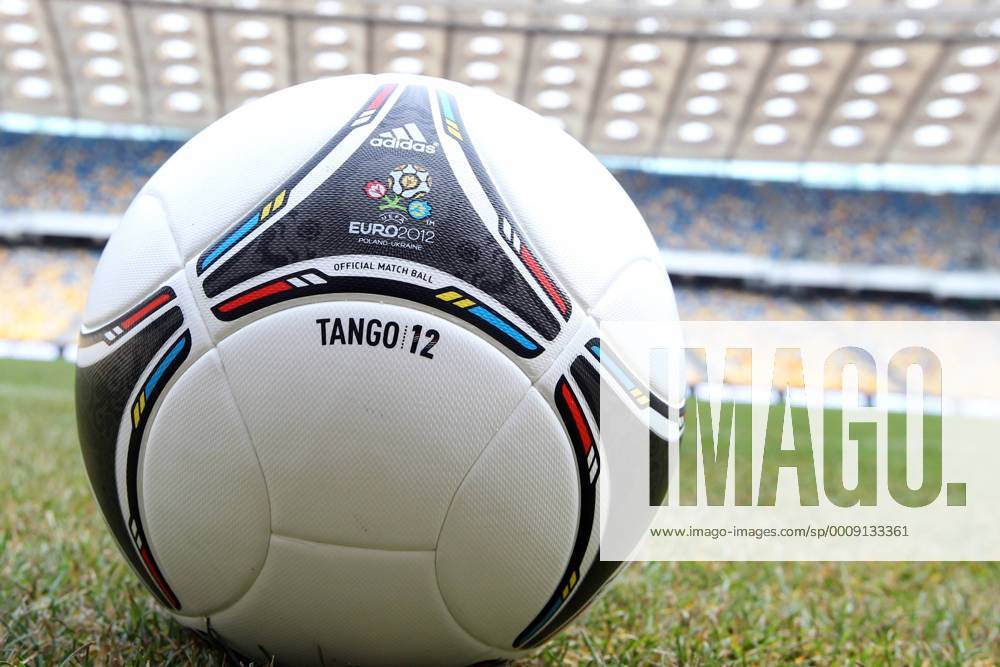 Präsentation des offiziellen EM Spielballs Adidas Tango 12 in Kiew EURO 2012 Polen Ukraine TANGO 12 20111202CSLG0117