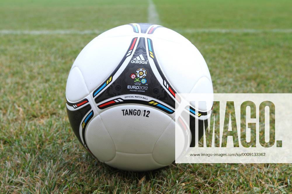 Präsentation des offiziellen EM Spielballs Adidas Tango 12 in Kiew EURO 2012 Polen Ukraine TANGO 12 20111202CSLG0118