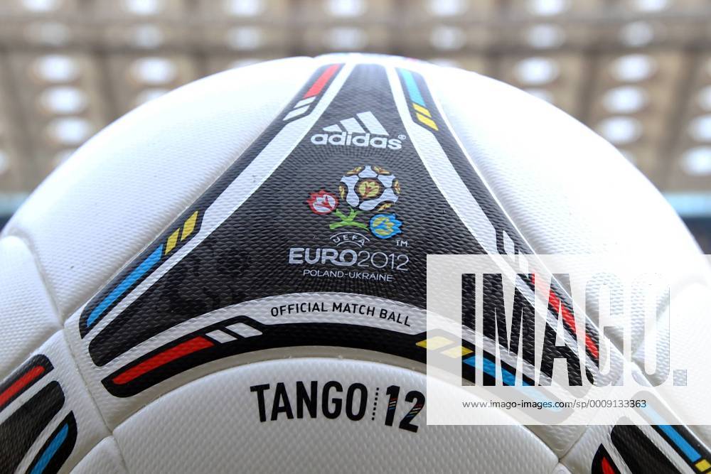 Präsentation des offiziellen EM Spielballs Adidas Tango 12 in Kiew EURO 2012 Polen Ukraine TANGO 12 20111202CSLG0119