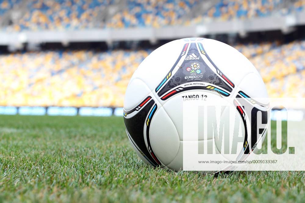 Präsentation des offiziellen EM Spielballs Adidas Tango 12 in Kiew EURO 2012 Polen Ukraine TANGO 12 20111202CSLG0125