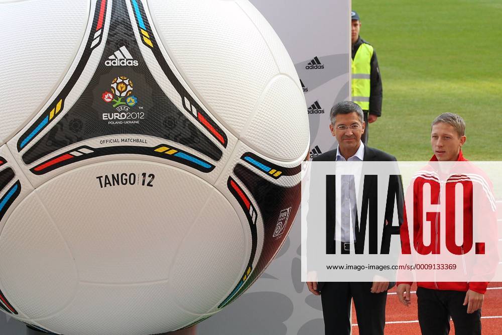 Präsentation des offiziellen EM Spielballs Adidas Tango 12 in Kiew EURO 2012 Polen Ukraine v.li. Herbert Hainer (Vorstandsvorsitzender adidas AG) und RAFAL MURAWSKI (Polen) 20111202CSLG0102