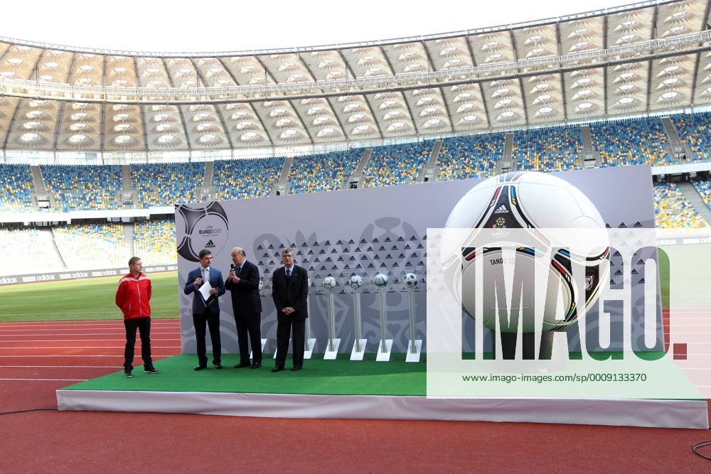 Präsentation des offiziellen EM Spielballs Adidas Tango 12 in Kiew EURO 2012 Polen Ukraine RAFAL MURAWSKI (Polen), x, Nationaltrainer VICENTE DEL BOSQUE (ESP), RFEF Präsident ANNA MARIA VILLAR (ESP) 20111202CSLG0105