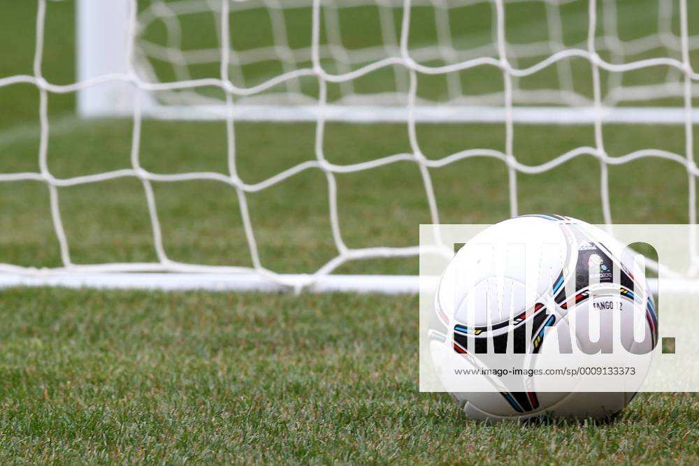 Präsentation des offiziellen EM Spielballs Adidas Tango 12 in Kiew EURO 2012 Polen Ukraine TANGO 12 20111202CSLG0120
