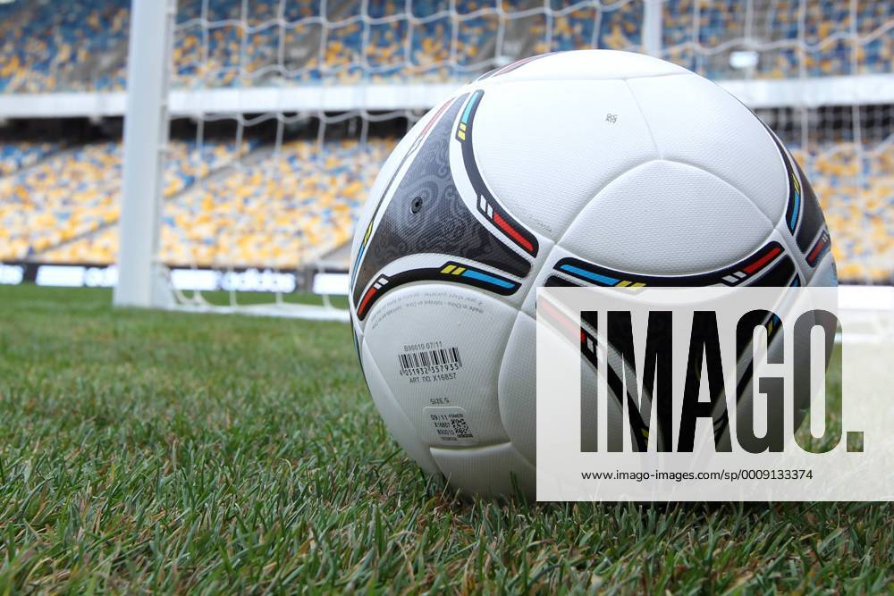 Präsentation des offiziellen EM Spielballs Adidas Tango 12 in Kiew EURO 2012 Polen Ukraine TANGO 12 20111202CSLG0121