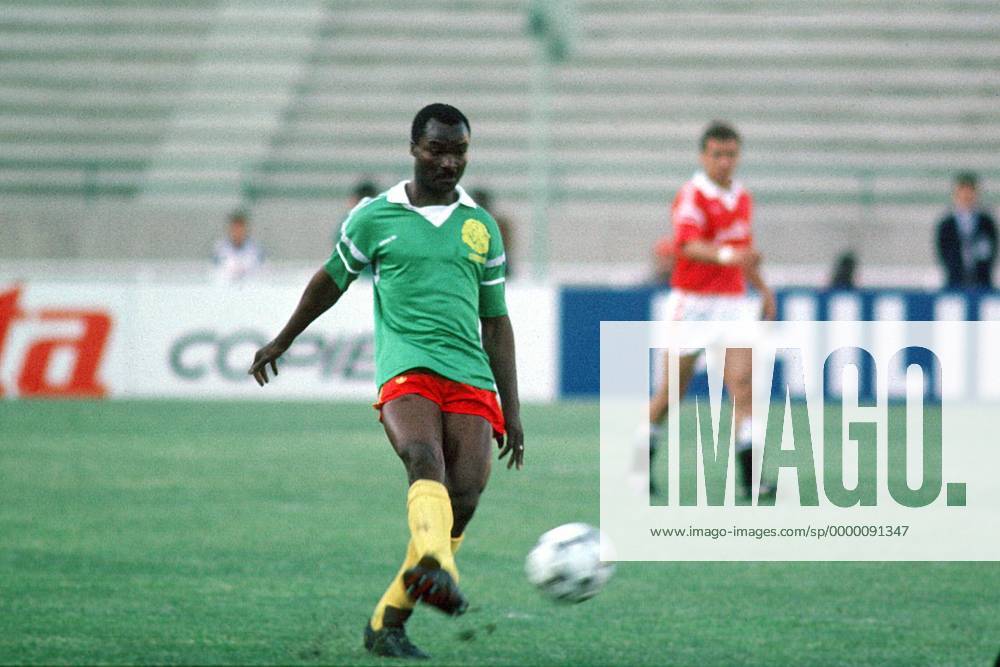 Der Kameruner Roger Milla mit Ball Fußball WM Herren Länderspiel, Weltmeisterschaft 1994: Kamerun Einzelbild San Francisco Dynamik,