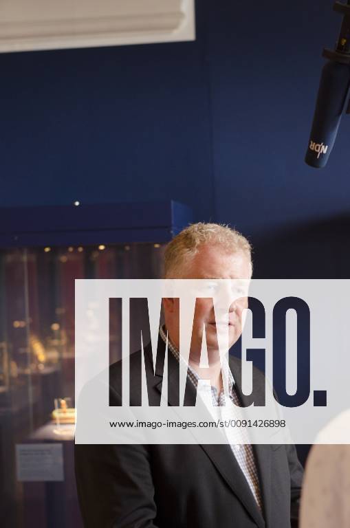 Thora-Rollen der Jüdischen Gemeinde Flensburg im Museumsberg ausgestellt Dr. Michael Fuhr, Museumsdirektor der Städtischen Museen Flensburg, im Gespräch mit Journalisten, am 20.05.2019 in der Schatzkammer des Museumsberges Flensburg
