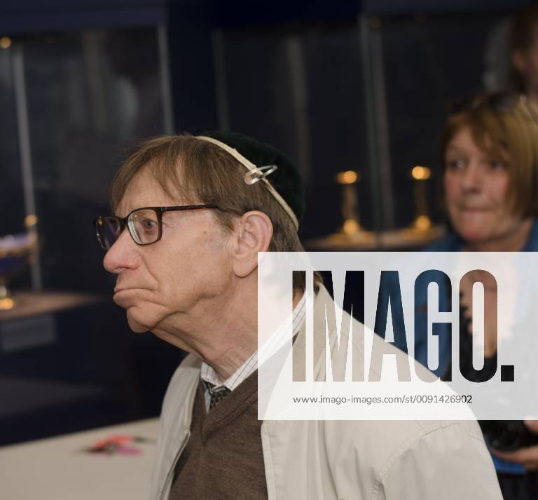 Thora-Rollen der Jüdischen Gemeinde Flensburg im Museumsberg ausgestellt Dr. Jossif Smolianskij, stellvertretender Vorsitzender der Jüdischen Gemeinde Flensburg, im Gespräch mit Journalisten, 20.05.2019 Schatzkammer des Museumsberges Flensburg
