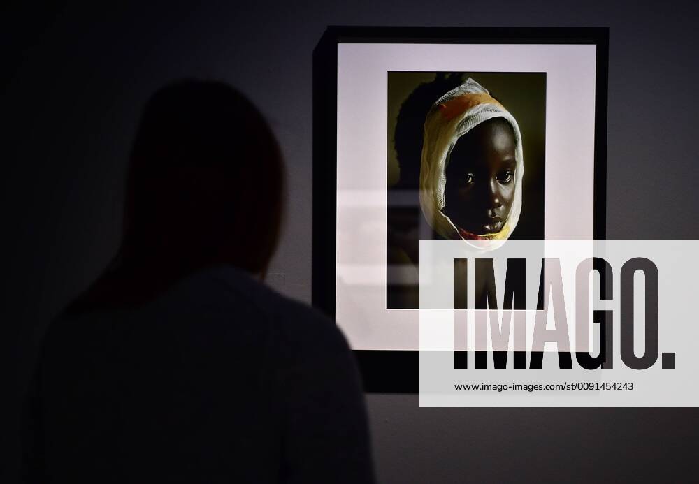 Entertainment Themen der Woche KW21 (190521) -- DUSSELDORF (GERMANY), May 21, 2019 (Xinhua) -- A visitor views Women War Photographers exhibition at Museum Kunstpalast in Dusseldorf, Germany, on May 21, 2019. The exhibition, held from March 8 to June 10, presents around 140 works by eight women photographers from the past 80 years. (Xinhua Lu Yang) GERMANY-DUSSELDORF-WOMEN WAR PHOTOGRAPHERS-EXHIBITION
