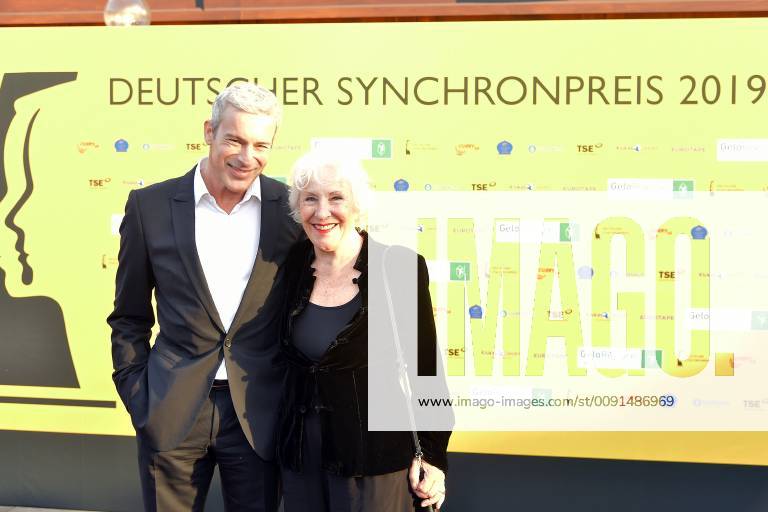 Deutscher Synchronpreis 2019 Gedeon Burkhard mit Mutter Elisabeth von Molo Ankunft zur Verleihung des Deutschen Synchronpreises 2019 im TIP am Knazlermat in Berlin am 23.05.2019