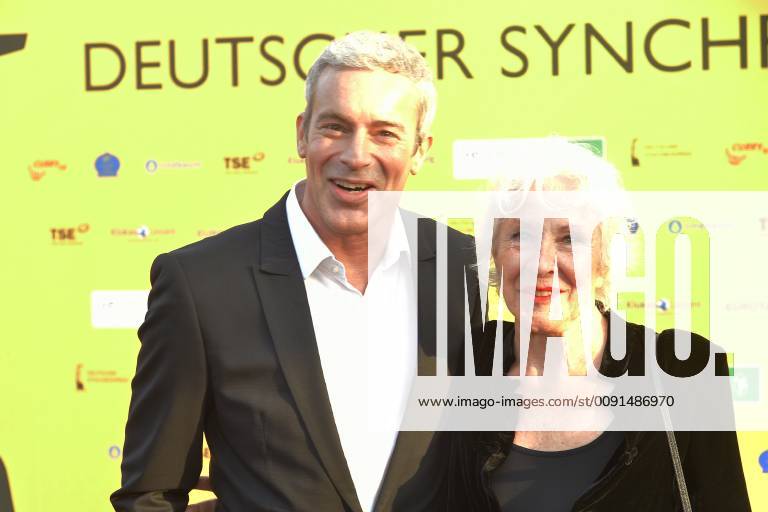 Deutscher Synchronpreis 2019 Gedeon Burkhard mit Mutter Elisabeth von Molo Ankunft zur Verleihung des Deutschen Synchronpreises 2019 im TIP am Knazlermat in Berlin am 23.05.2019