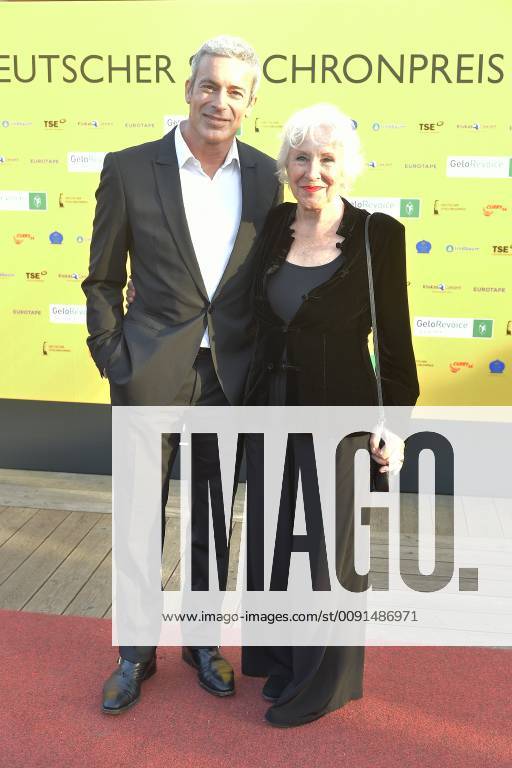 Deutscher Synchronpreis 2019 Gedeon Burkhard mit Mutter Elisabeth von Molo Ankunft zur Verleihung des Deutschen Synchronpreises 2019 im TIP am Knazlermat in Berlin am 23.05.2019
