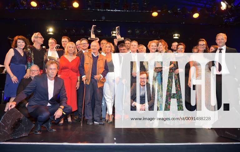 Deutscher Synchronpreis 2019 Abschlussbild aller Gewinner und Laudatoren Verleihung des Deutschen Synchronpreises 2019 im TIP am Knazlermat in Berlin am 23.05.2019