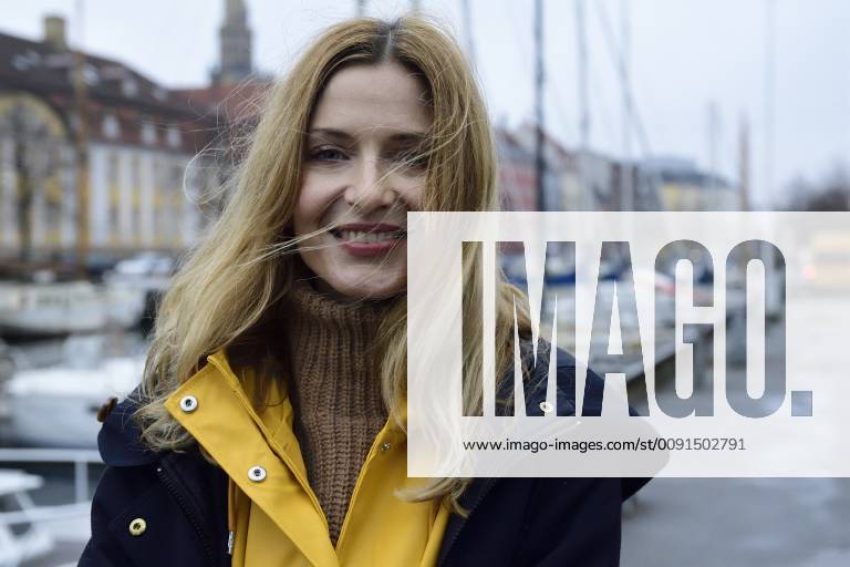 Denmark, Copenhagen, portrait of happy woman at city harbour model released Symbolfoto ECPF00655