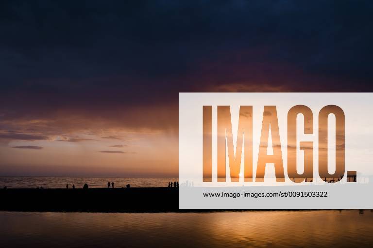 IMAGO Creative: Ende des Sommers Russia, Sochi, rainfall over the sea at sunset EYAF00093