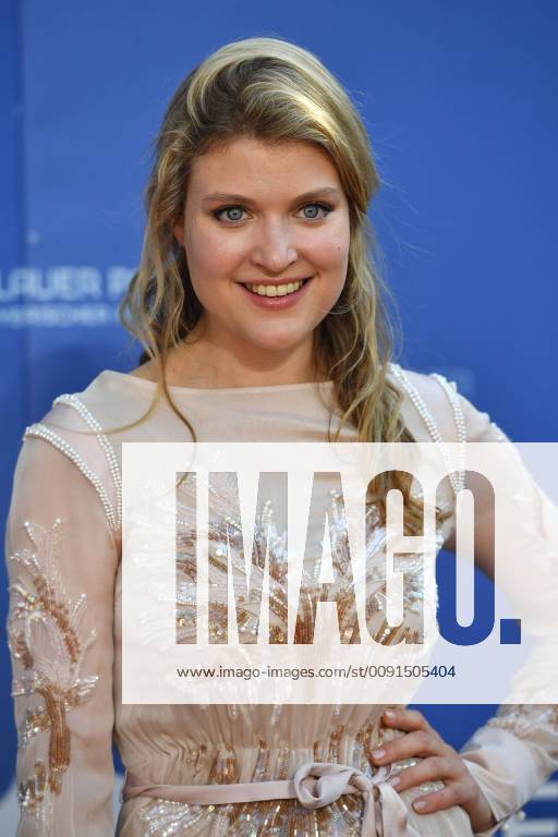 Lara MANDOKI (Schauspielerin) Einzelbild,angeschnittenes Einzelmotiv, Portraet,Portrait,Porträt. Roter Teppich,Red Carpet,Bayerischer Fernsehpreis 2019 am 24.05.2019.
