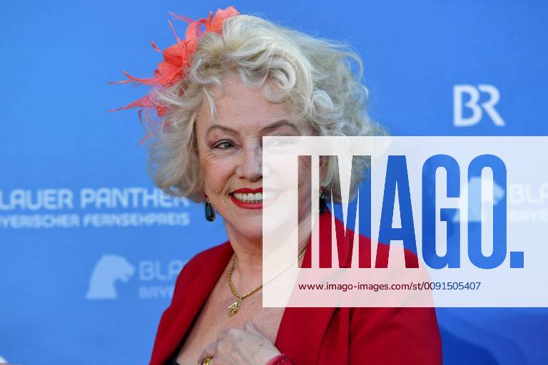 Veronika von QUAST (Schauspielerin) Einzelbild,angeschnittenes Einzelmotiv, Portraet,Portrait,Porträt. Roter Teppich,Red Carpet,Bayerischer Fernsehpreis 2019 am 24.05.2019.