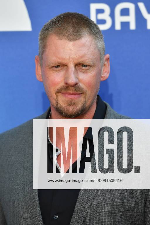 Mrtin GRUBER (Schauspieler) Einzelbild,angeschnittenes Einzelmotiv,Portraet,Portrait,Porträt. Roter Teppich,Red Carpet,Bayerischer Fernsehpreis 2019 am 24.05.2019.