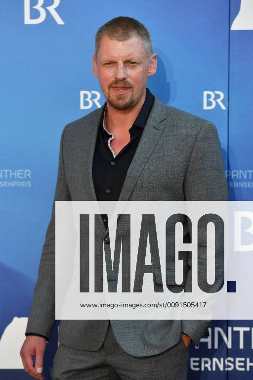 Mrtin GRUBER (Schauspieler) Einzelbild,angeschnittenes Einzelmotiv,Halbfigur,halbe Figur. Roter Teppich,Red Carpet,Bayerischer Fernsehpreis 2019 am 24.05.2019.