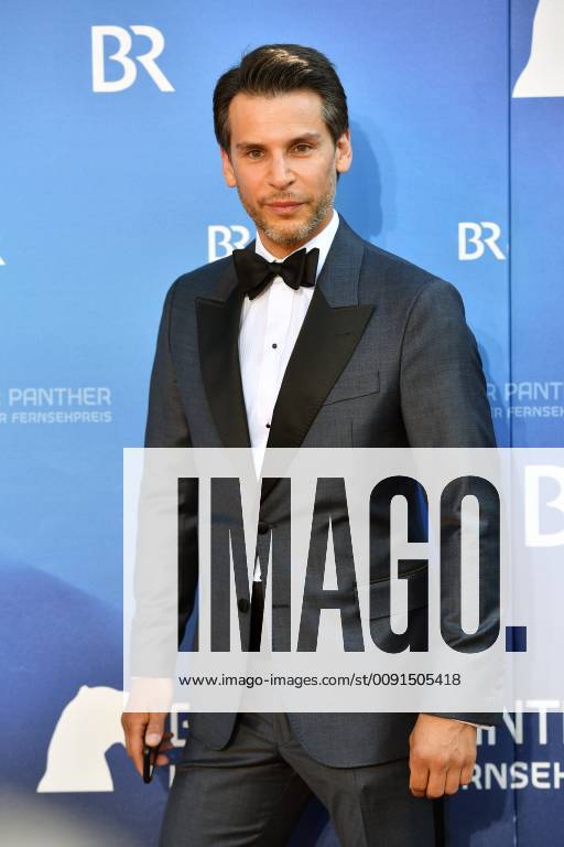 Florian ODENTHAL (Schauspieler) Einzelbild,angeschnittenes Einzelmotiv,Halbfigur,halbe Figur. Roter Teppich,Red Carpet,Bayerischer Fernsehpreis 2019 am 24.05.2019.