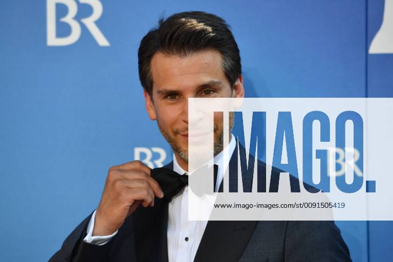 Florian ODENTHAL (Schauspieler) Einzelbild,angeschnittenes Einzelmotiv,Portraet,Portrait,Porträt. Roter Teppich,Red Carpet,Bayerischer Fernsehpreis 2019 am 24.05.2019.