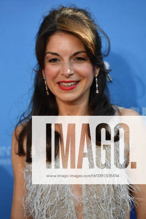 Bianca HEIN (Schauspielerin), Einzelbild,angeschnittenes Einzelmotiv,Portraet,Portrait,Porträt., Roter Teppich,Red Carpet,Bayerischer Fernsehpreis 2019 am 24.05.2019.