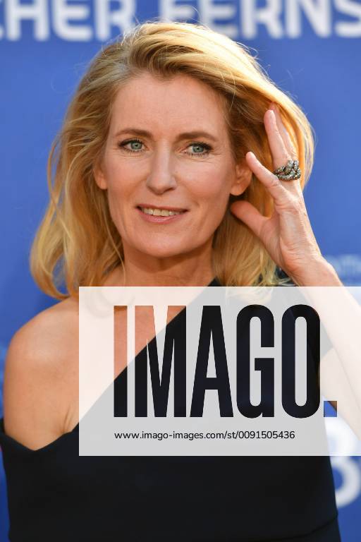 Maria FURTWAENGLER (Schauspielerin), Einzelbild,angeschnittenes Einzelmotiv,Portraet,Portrait,Porträt. Roter Teppich,Red Carpet,Bayerischer Fernsehpreis 2019 am 24.05.2019.