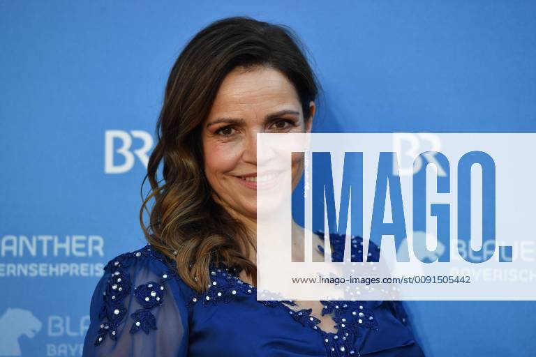 Rebecca IMMANUEL (Schauspielerin), Einzelbild,angeschnittenes Einzelmotiv,Portraet,Portrait,Porträt. Roter Teppich,Red Carpet,Bayerischer Fernsehpreis 2019 am 24.05.2019.