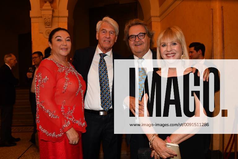 Wolf-Dieter Ring mit Ehefrau und Helmut Markwort mit Bayerische Fernsehpreis 2019 Party Verleihung des Bayerischen Fernsehpreis im Prinzregententheater München 23.Mai 2019