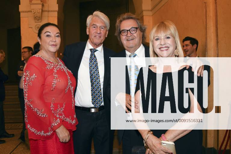 Wolf-Dieter Ring mit Ehefrau und Helmut Markwort mit Lebensgefährtin Patricia Riekel bei der Verleihung des 31. Bayerischen Fernsehpreises 2019 im Prinzregententheater. München